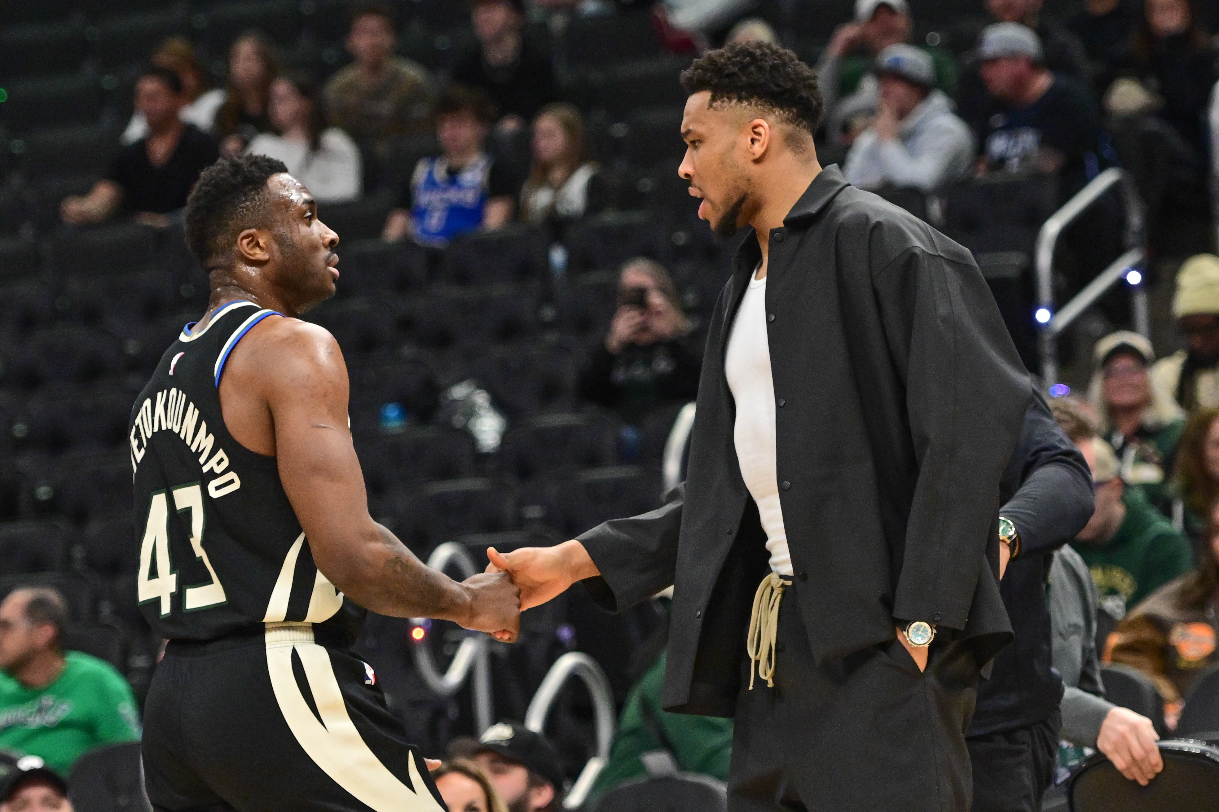 雄鹿惨败绿军 字母兄弟垃圾时间登场合计3中0