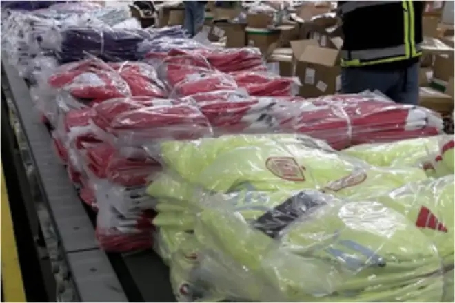 香港海关重拳出击 查获万件世界杯盗版球衣