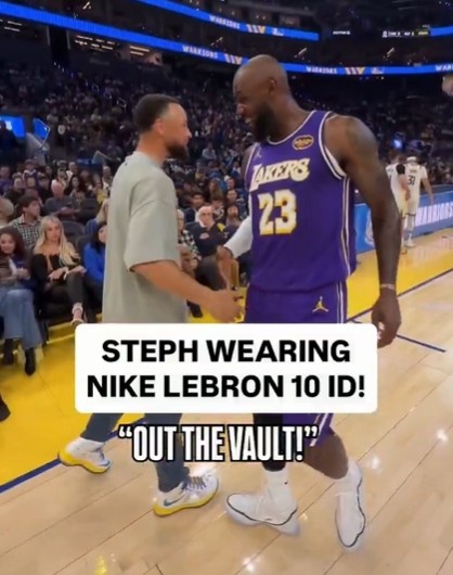 库里赛前着詹姆斯十代战靴入场 与詹姆斯场边交谈