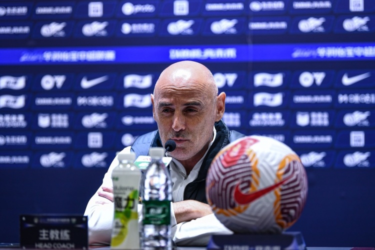 穆斯卡特直面德比现实 承认两队处中游 强调情绪控制与责任感