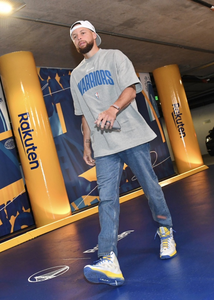 詹姆斯赛后笑谈库里穿詹10代 称其从保险柜取出