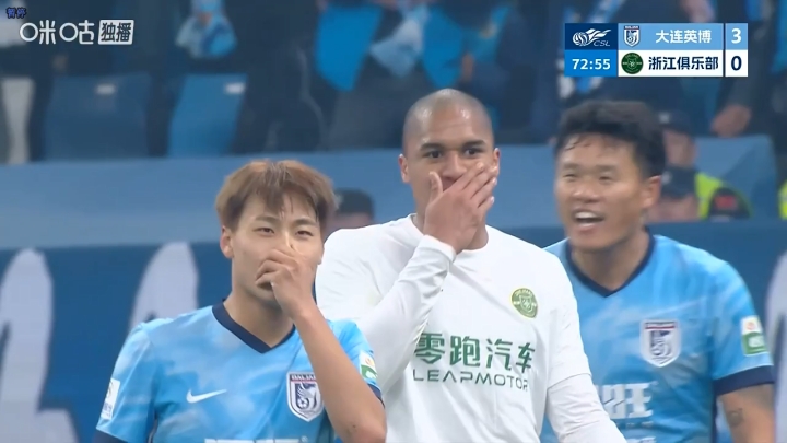 李镇全辱骂外援遭禁赛两场 中超赛场再现捂嘴交流 李镇全辱骂外援遭禁赛两场 中超赛场再现捂嘴交流