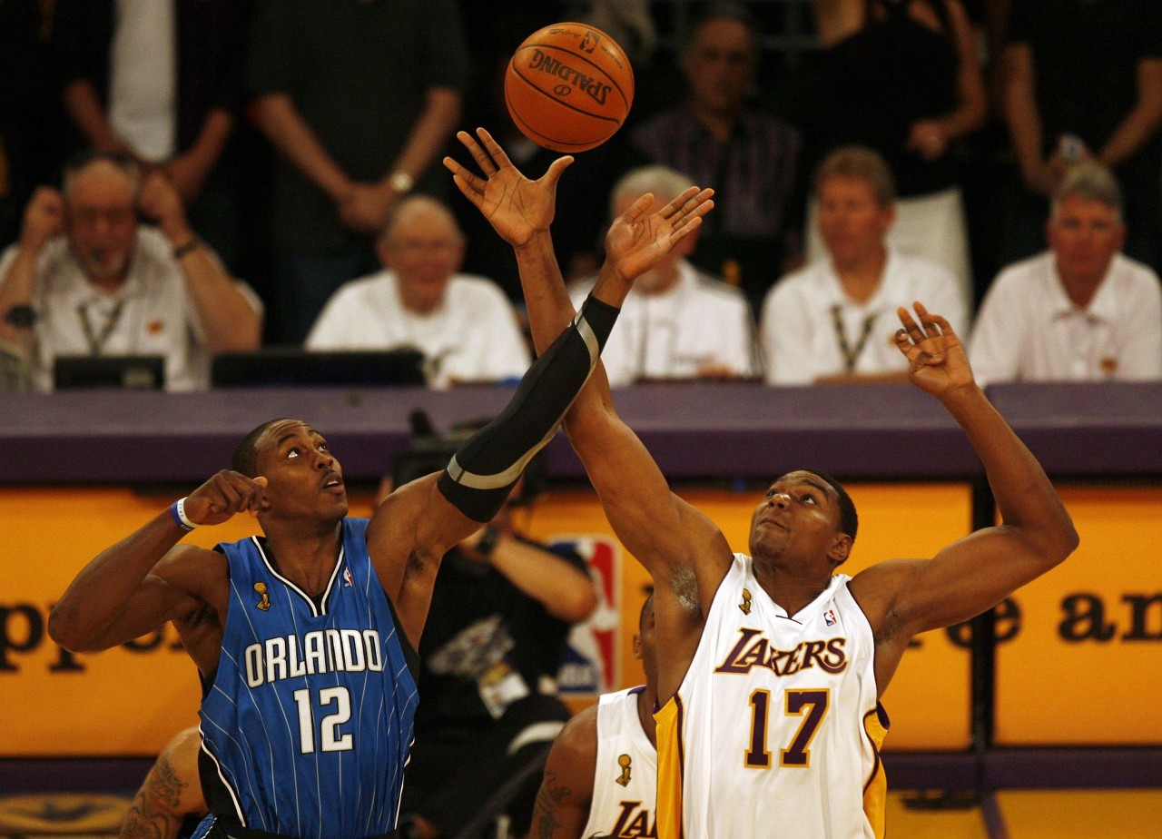 杨毅评霍华德防守软肋 下肢力量不足顶防重型中锋吃亏