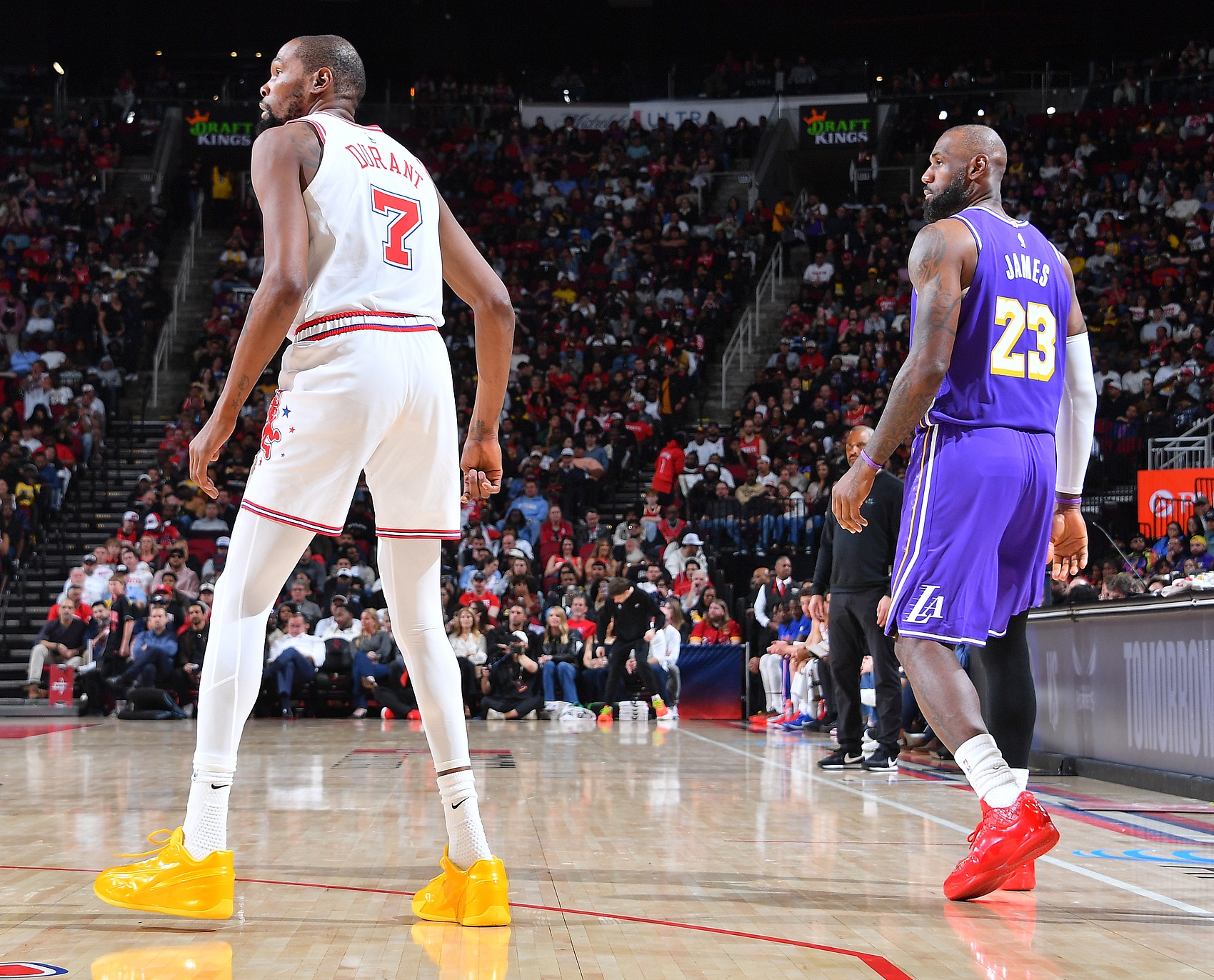 杜兰特37岁单季2000分创历史最老纪录 詹姆斯上次达成尚在骑士 杜兰特37岁单季2000分创历史最老纪录 詹姆斯上次达成尚在骑士