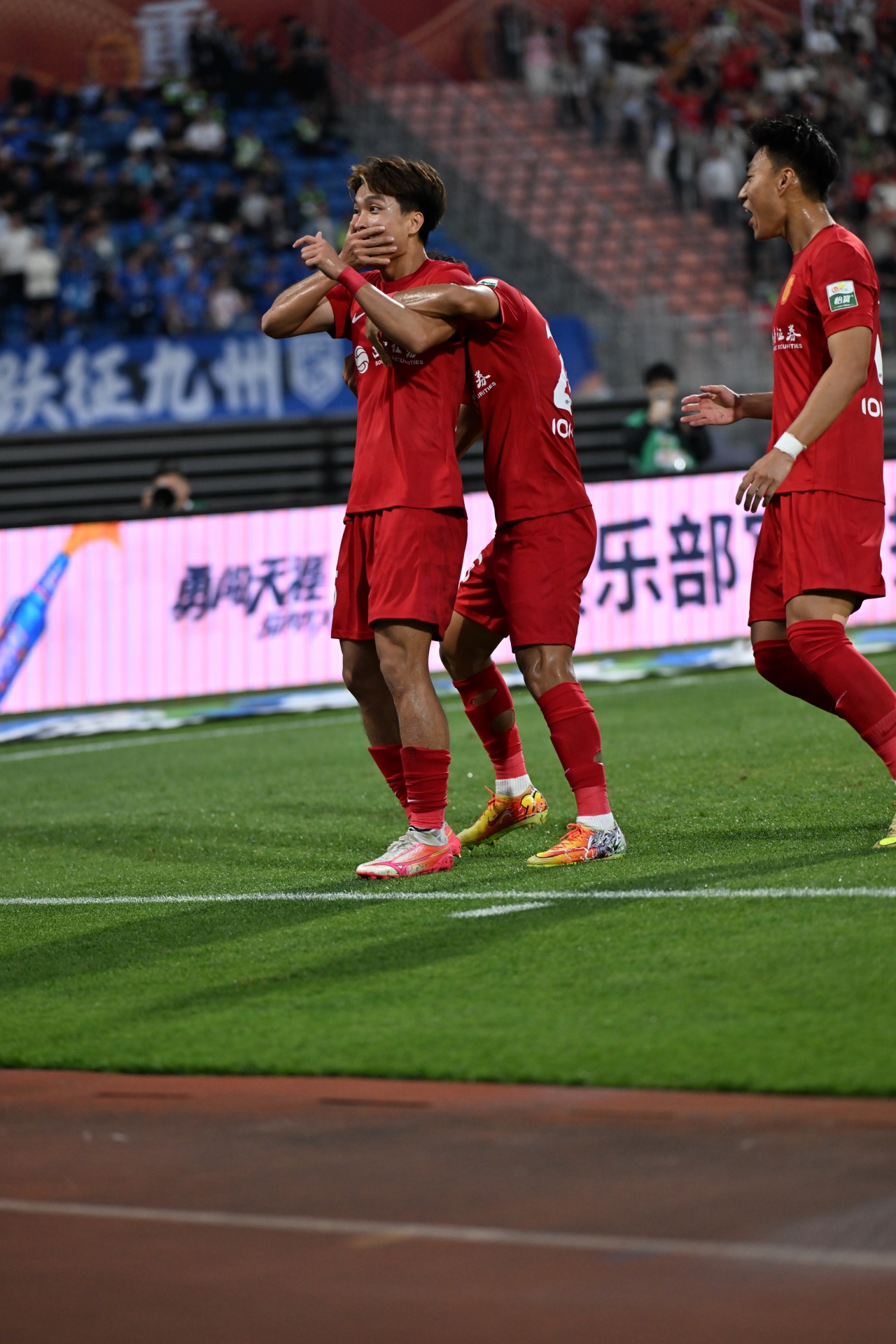 陈纯新补射破门 捂嘴庆祝引关注