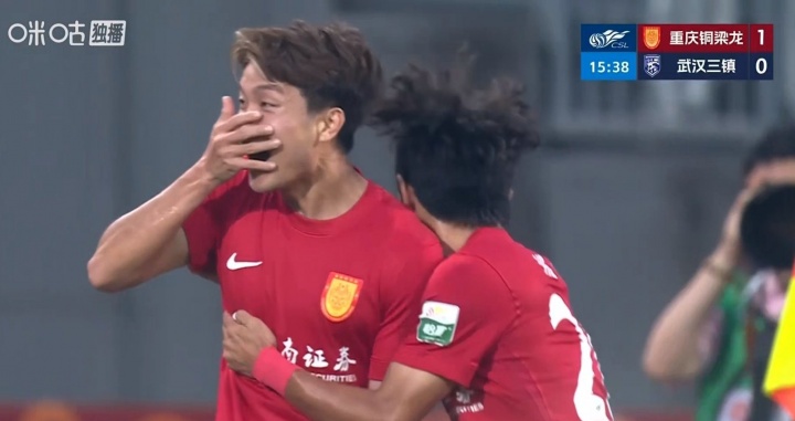 陈纯新补射破门 捂嘴庆祝引关注