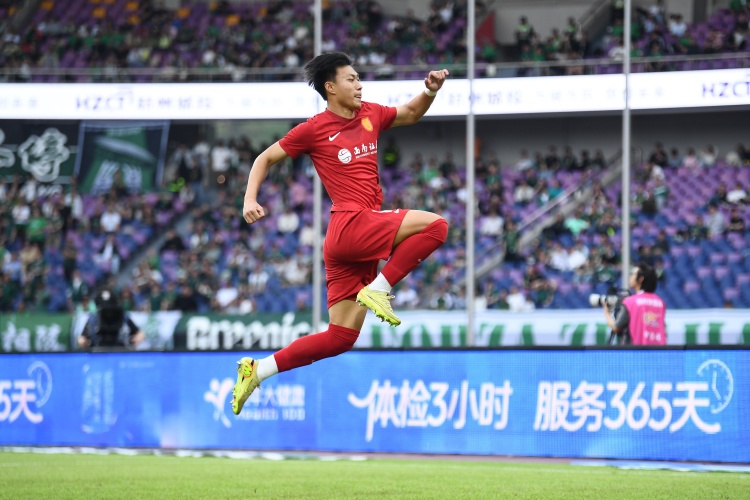 杜月徵染红致歉 重庆铜梁龙十人鏖战险胜武汉三镇