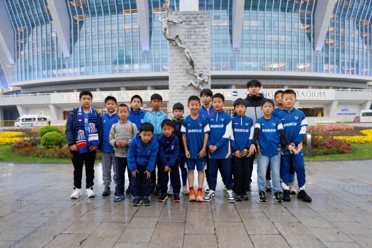 申城德比赛前申花邀青训梯队入场观赛