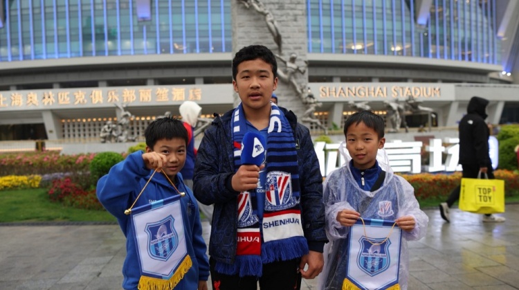 申城德比赛前申花邀青训梯队入场观赛