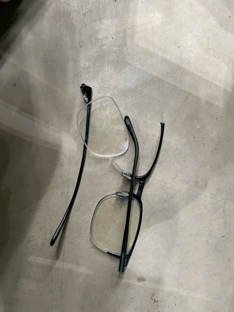 国安主场失利球迷看台遭球击中眼镜损毁