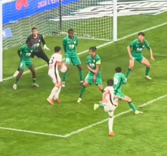 廖力生争议进球VAR认定有效 记者指第三方视频存清晰手球痕迹