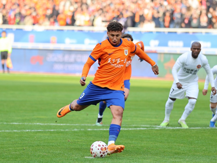 泰山赛前最后一练 克雷桑刘洋正常跟队 宿茂臻谨慎评估出场可能 泰山赛前最后一练 克雷桑刘洋正常跟队 宿茂臻谨慎评估出场可能