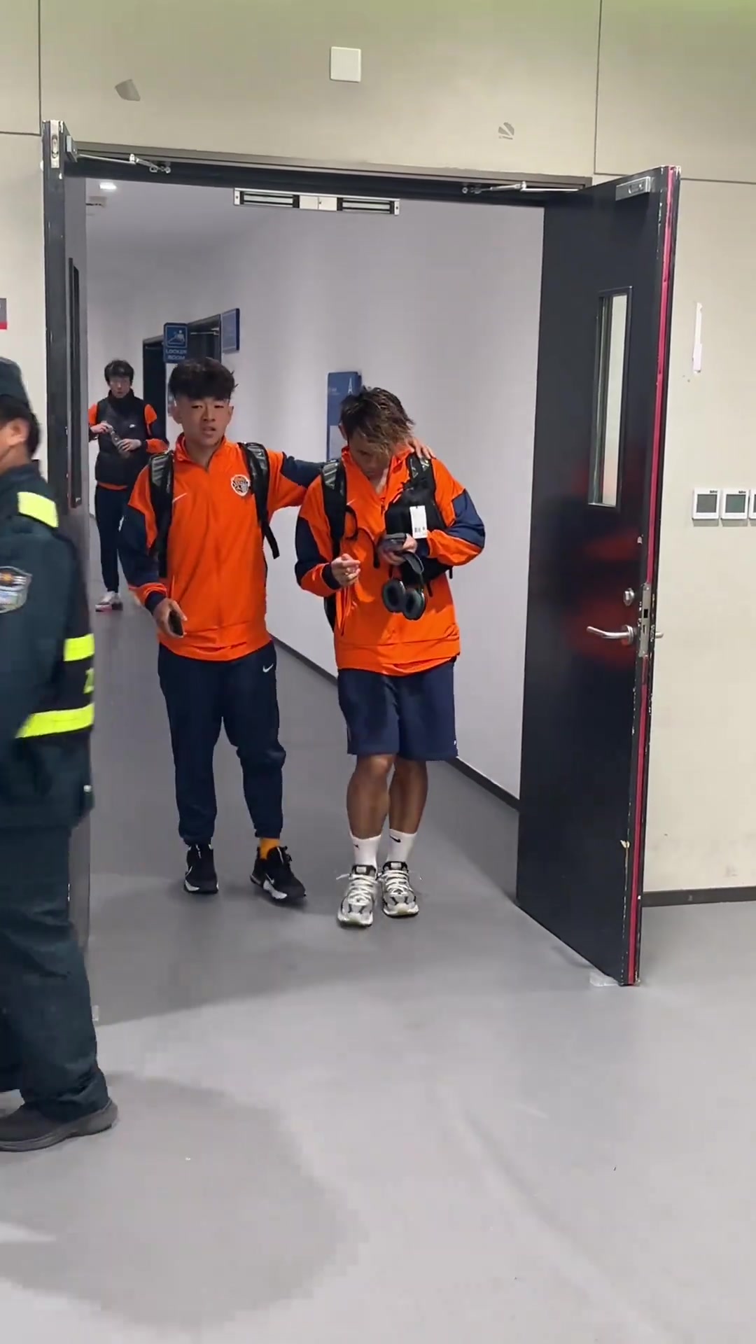 青岛德比尾声伤退 17岁邝兆镭赛后步履蹒跚