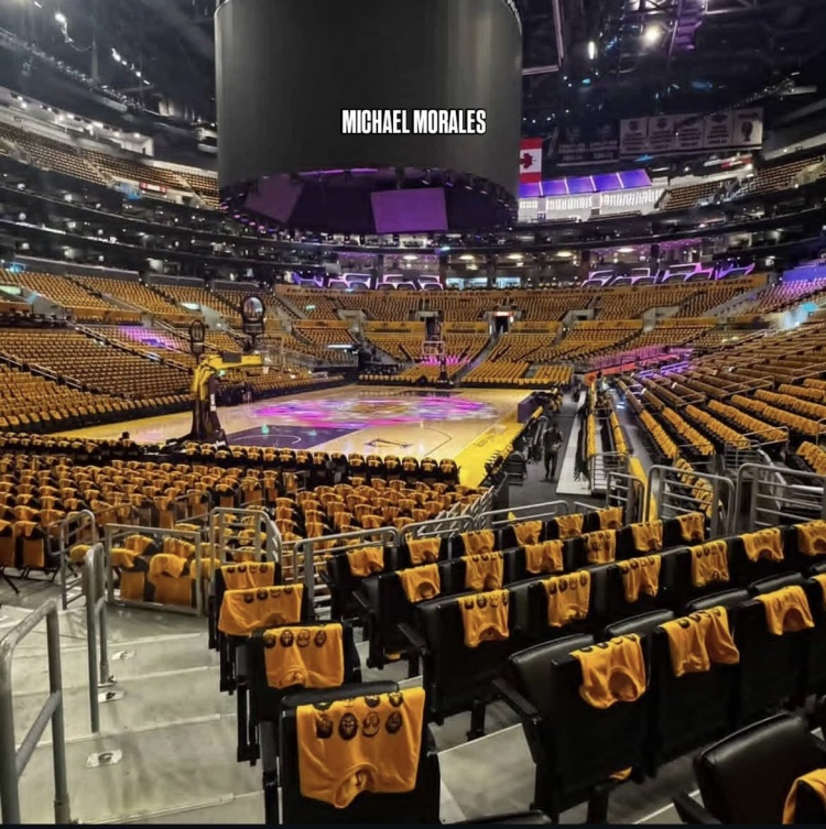 湖人主场布置球员头像T恤 季后赛氛围拉满