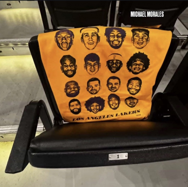 湖人主场布置球员头像T恤 季后赛氛围拉满