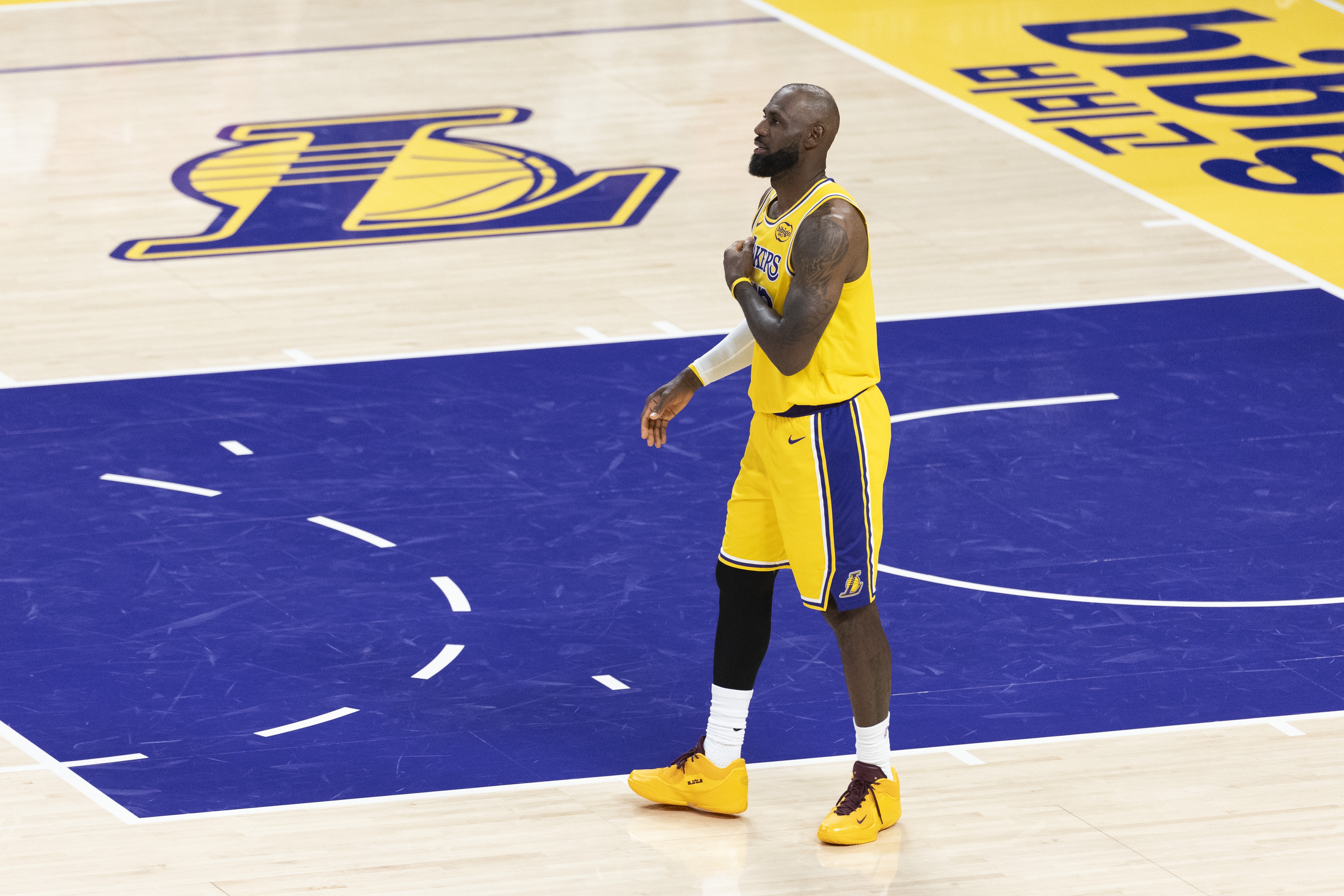 Skip评湖人险胜：詹姆斯获篮球之神眷顾 杜兰特缺阵肯纳德爆发成关键