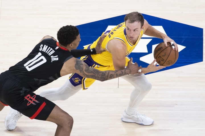 肯纳德三分五投全中创季后赛新高 湖人主场力克火箭