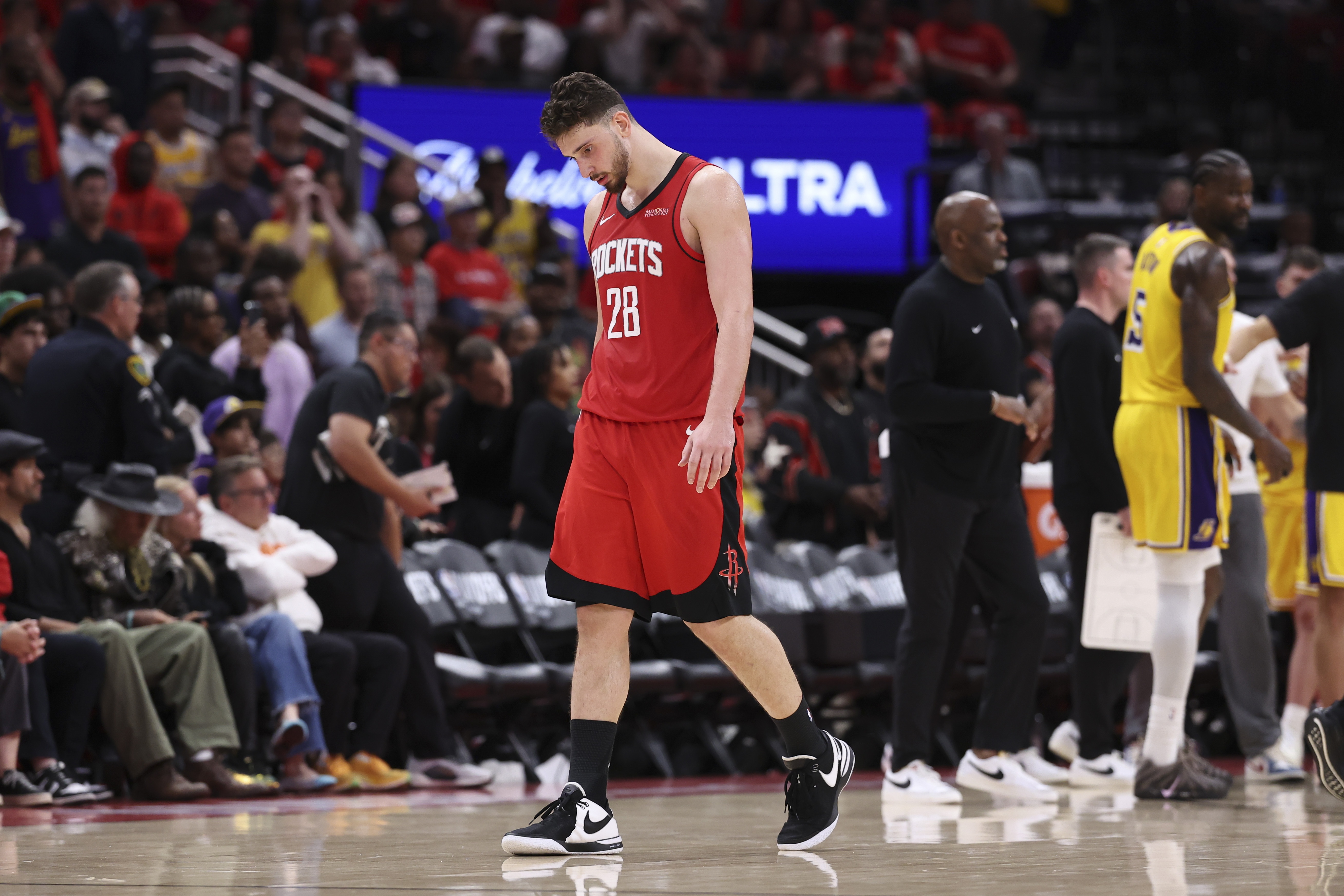 申京非篮下油漆区31中11，出手数领先全队9次