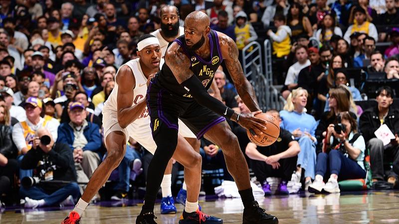 [CCTV全场集锦]🏀东詹双里程碑！湖人轻取骑士三连胜 东契奇42+12 米切尔低迷