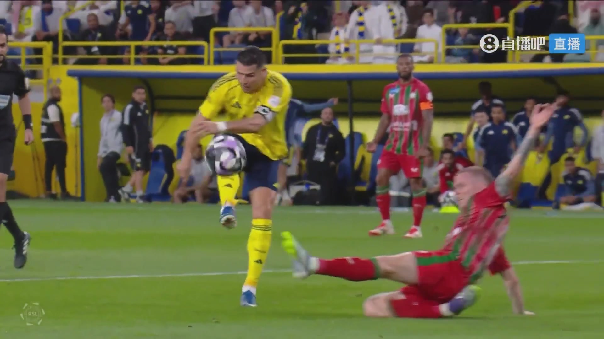 可惜了！C罗禁区内扣过防守打门击中立柱弹出！