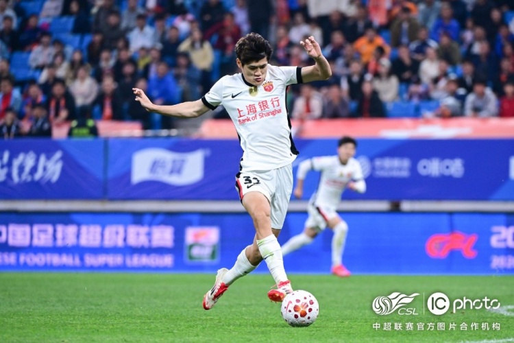 青岛海牛3-1上海海港：吾米提江染红致十人作战，刘祝润中柱难挽败局