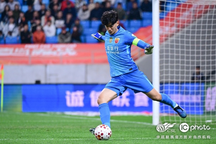 青岛海牛3-1上海海港：吾米提江染红致十人作战，刘祝润中柱难挽败局