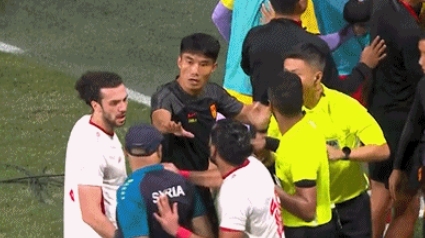 角色互换：郑智拉架王大雷三年后，王大雷抱阻郑智染红