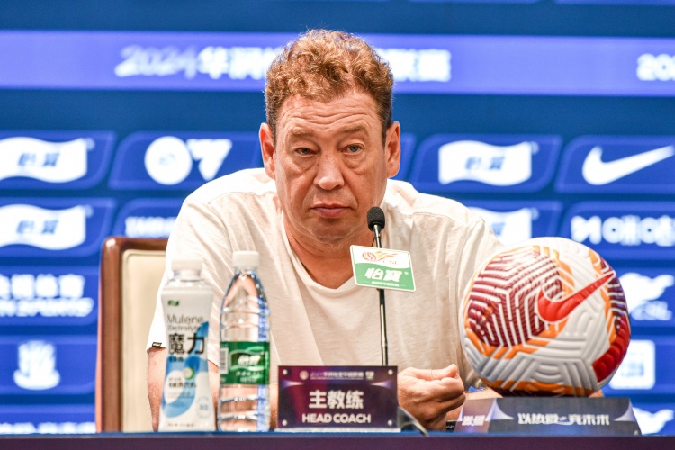 斯卢茨基:残阵申花人员紧缺,百场里程碑拒评分 斯卢茨基:残阵申花人员紧缺,百场里程碑拒评分