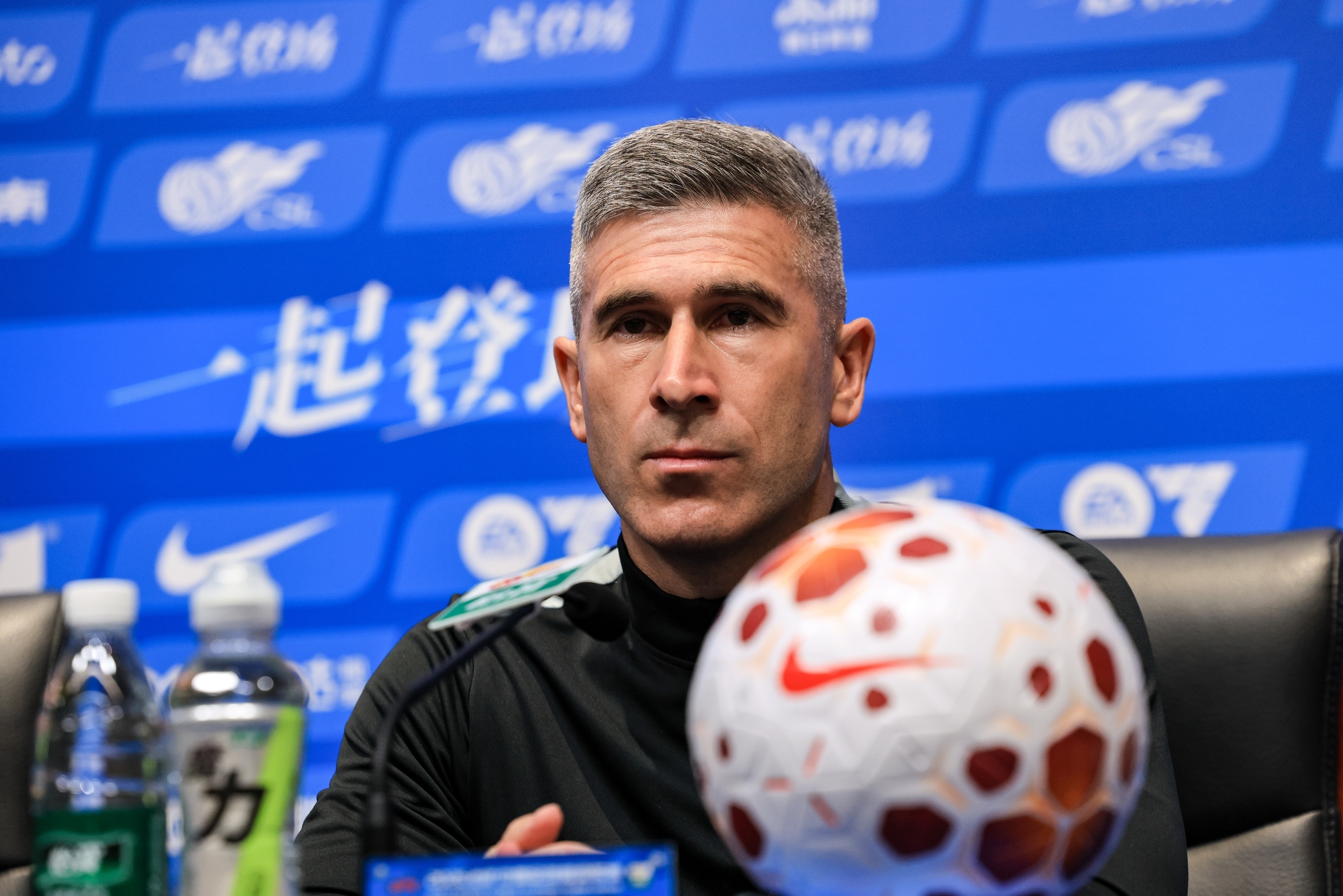 国安3-2客胜重庆：双中锋破门效率提升，防线多次被打身后成隐患
