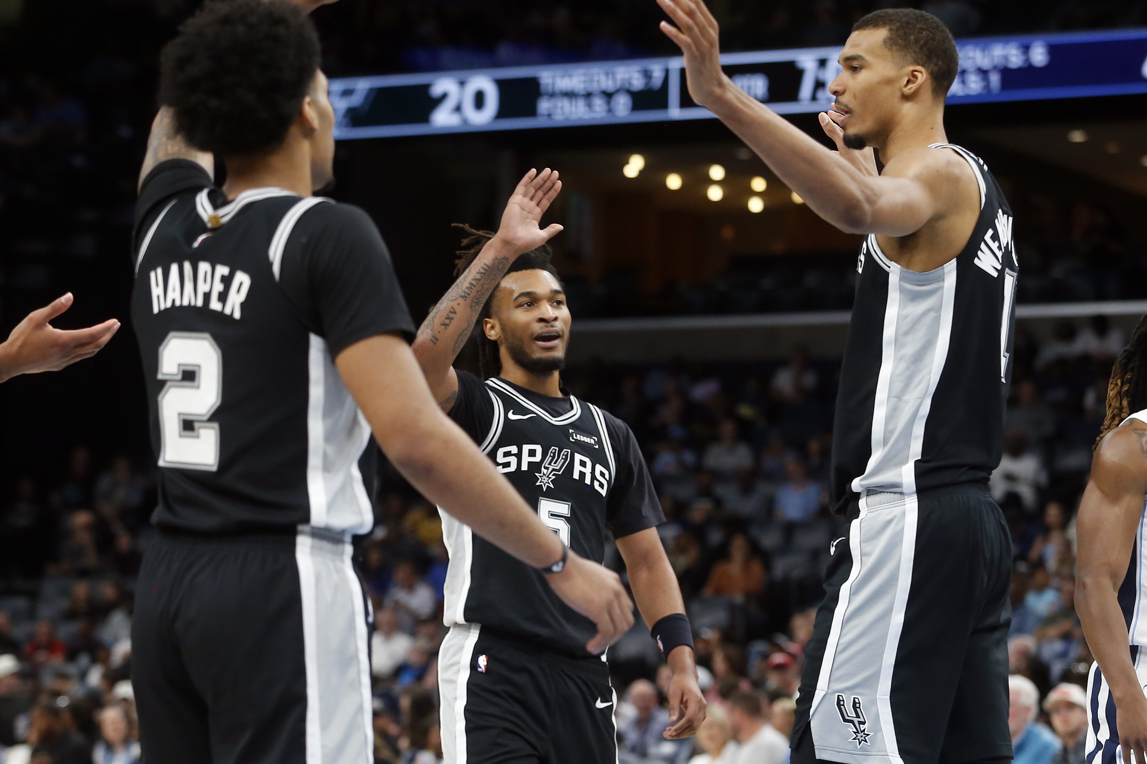 马刺vs雄鹿、活塞vs森林狼、国王vs老鹰、公牛vs灰熊、爵士vs太阳比分预测与伤病分析